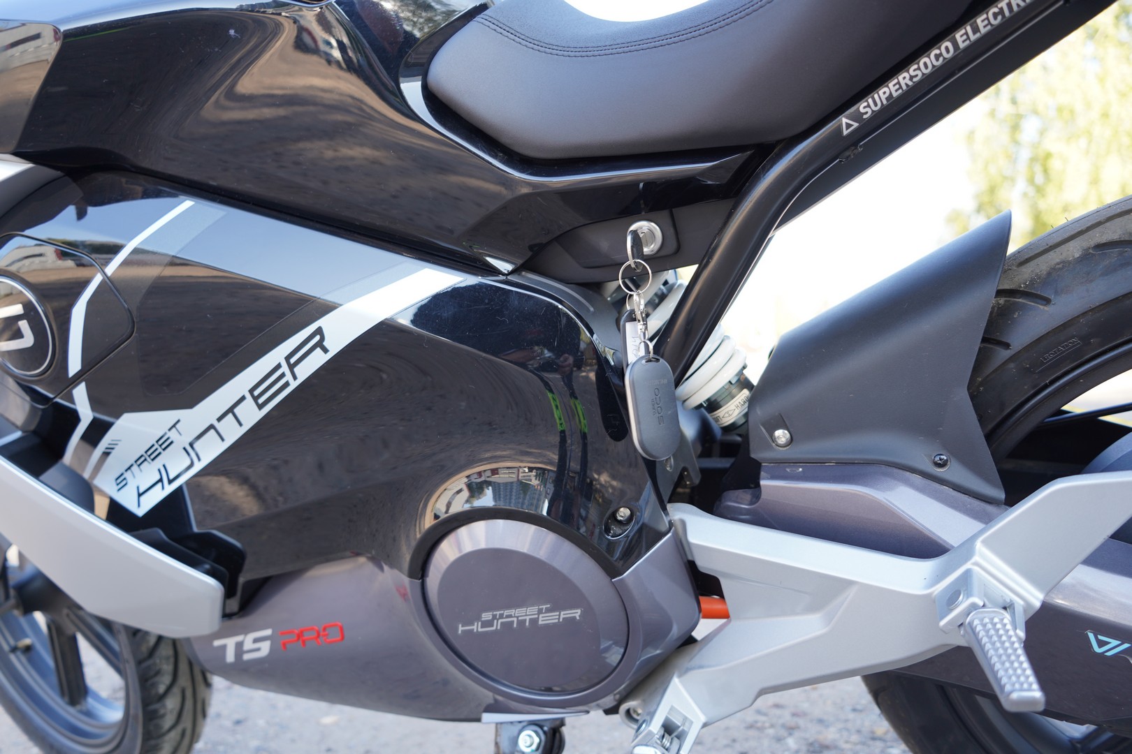 Электромотоцикл WHITE SIBERIA SUPER SOCO TS STREET HUNTER PRO (Черный)(У)219-014 фото